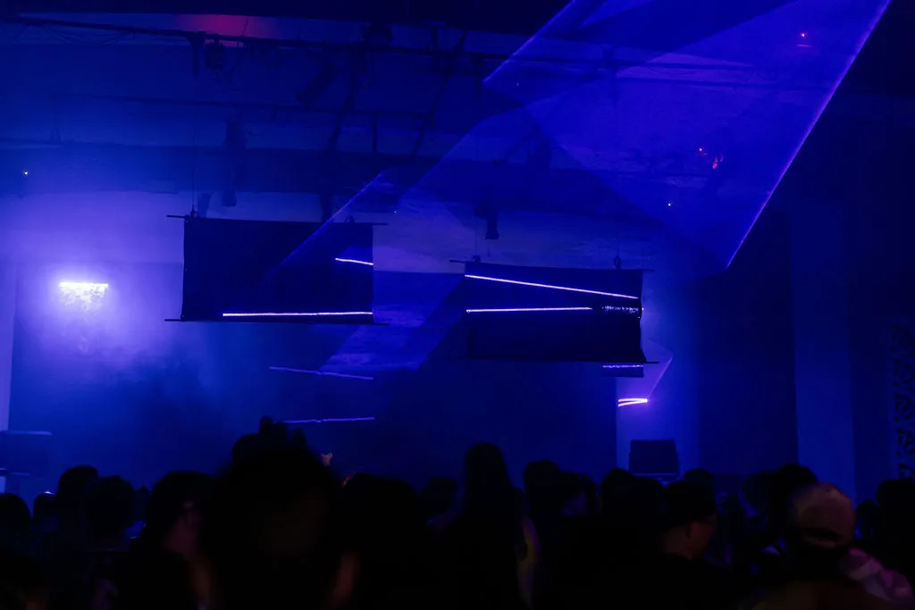 Tube lights and laser filling the Parameter room with reflective panels